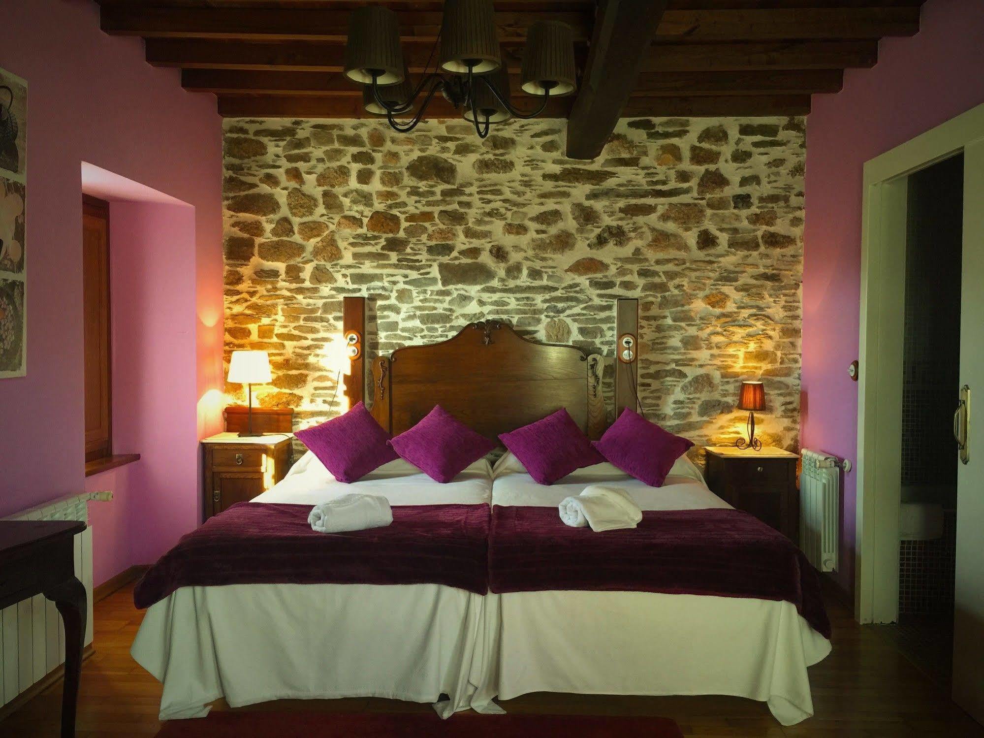 Os Tres Teixos Hotell Adelán Eksteriør bilde
