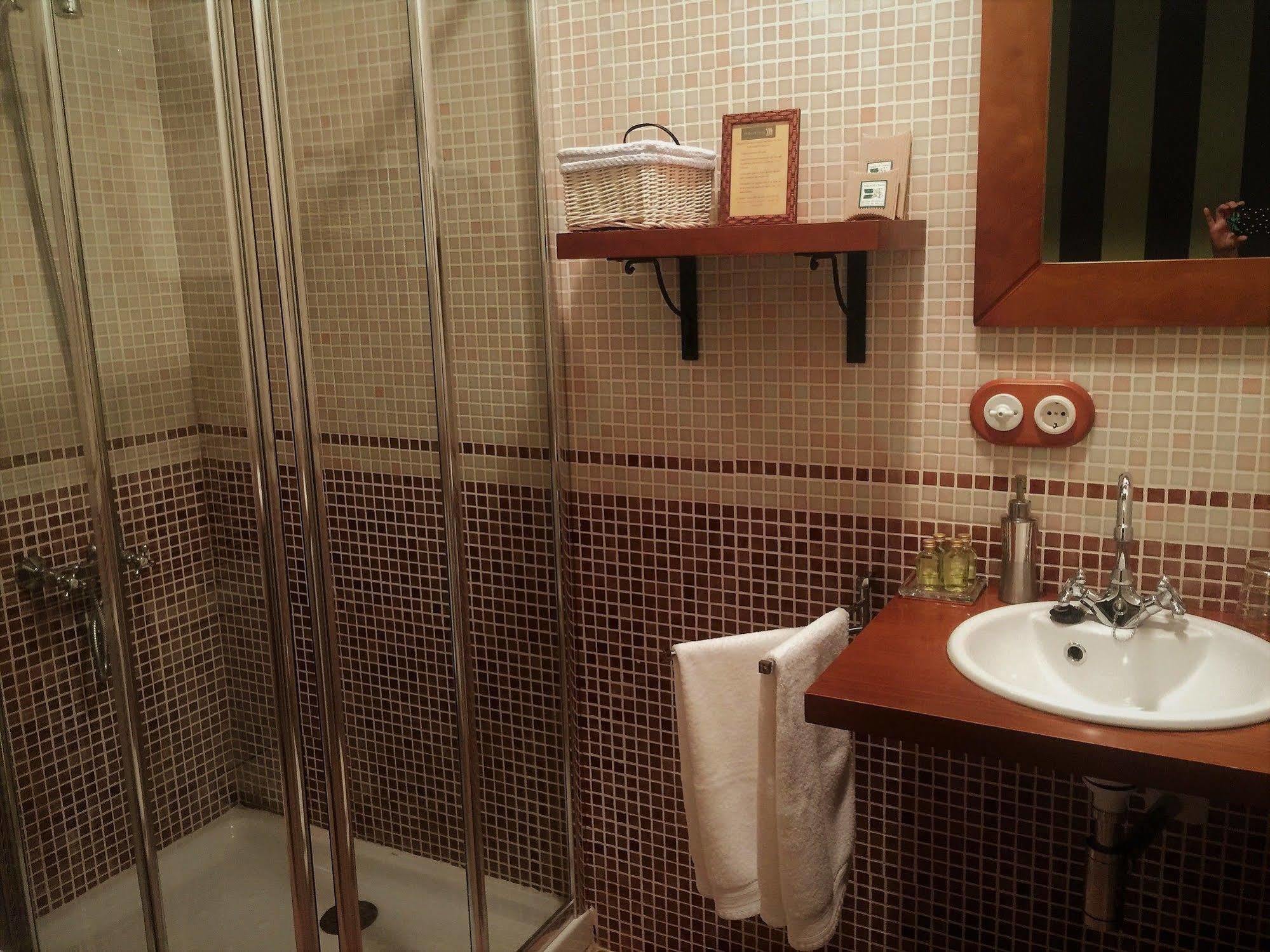 Os Tres Teixos Hotell Adelán Eksteriør bilde
