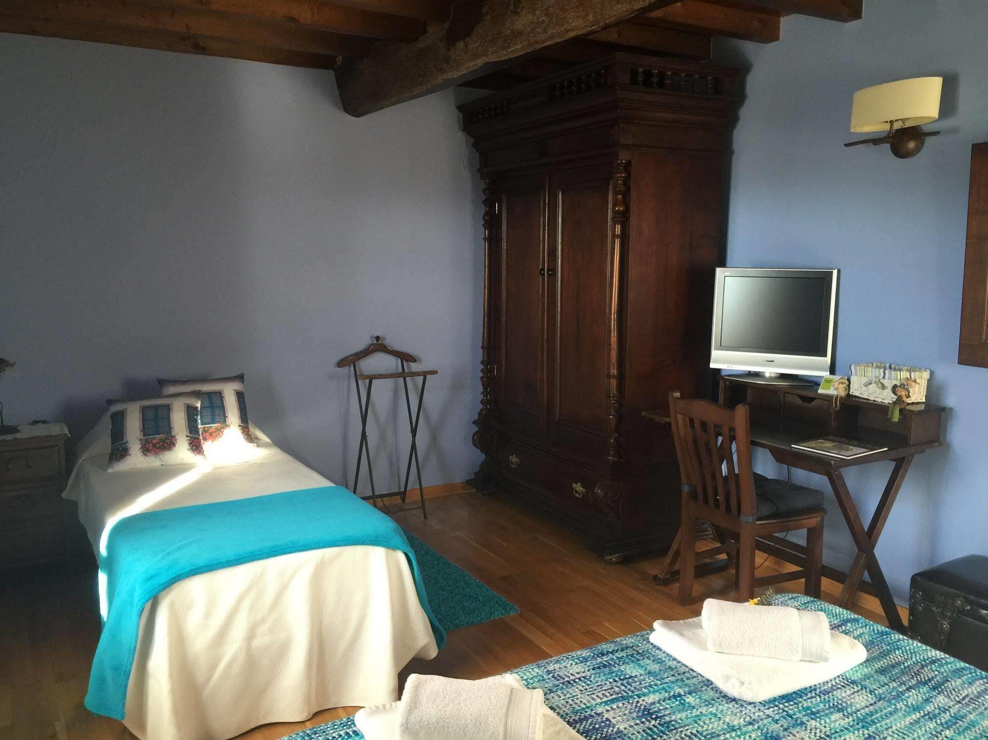 Os Tres Teixos Hotell Adelán Eksteriør bilde
