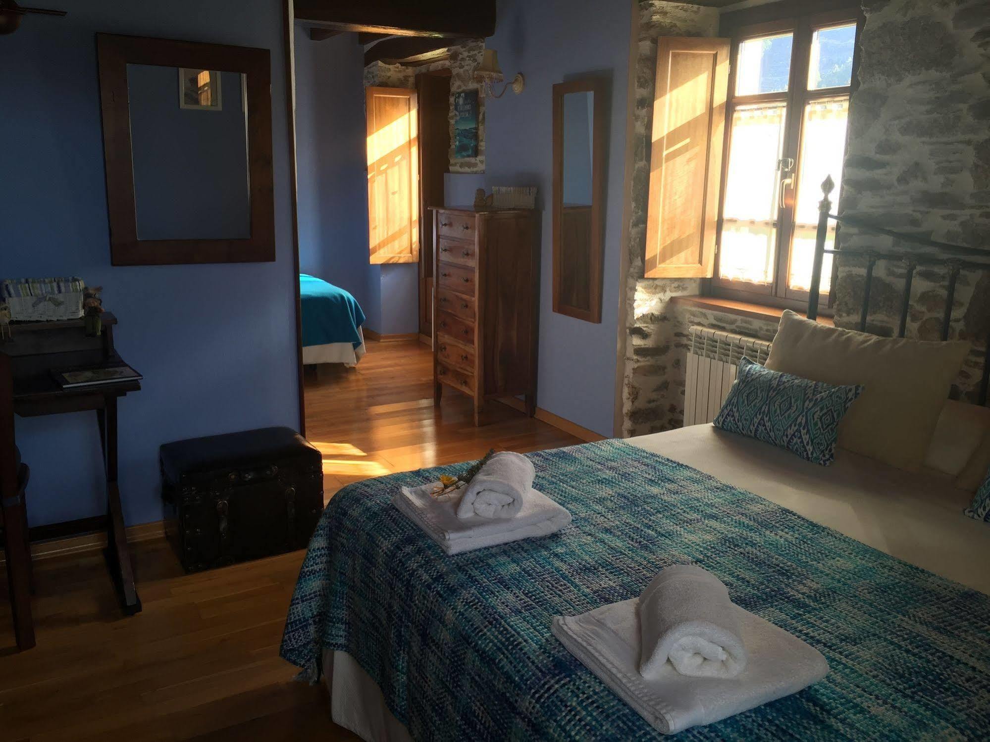 Os Tres Teixos Hotell Adelán Eksteriør bilde